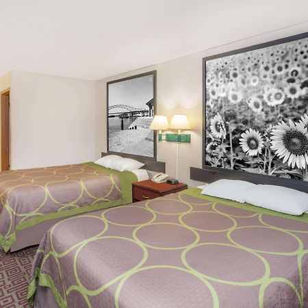Super 8 By Wyndham Muscatine Otel Dış mekan fotoğraf