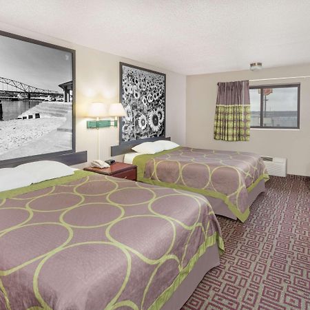 Super 8 By Wyndham Muscatine Otel Dış mekan fotoğraf