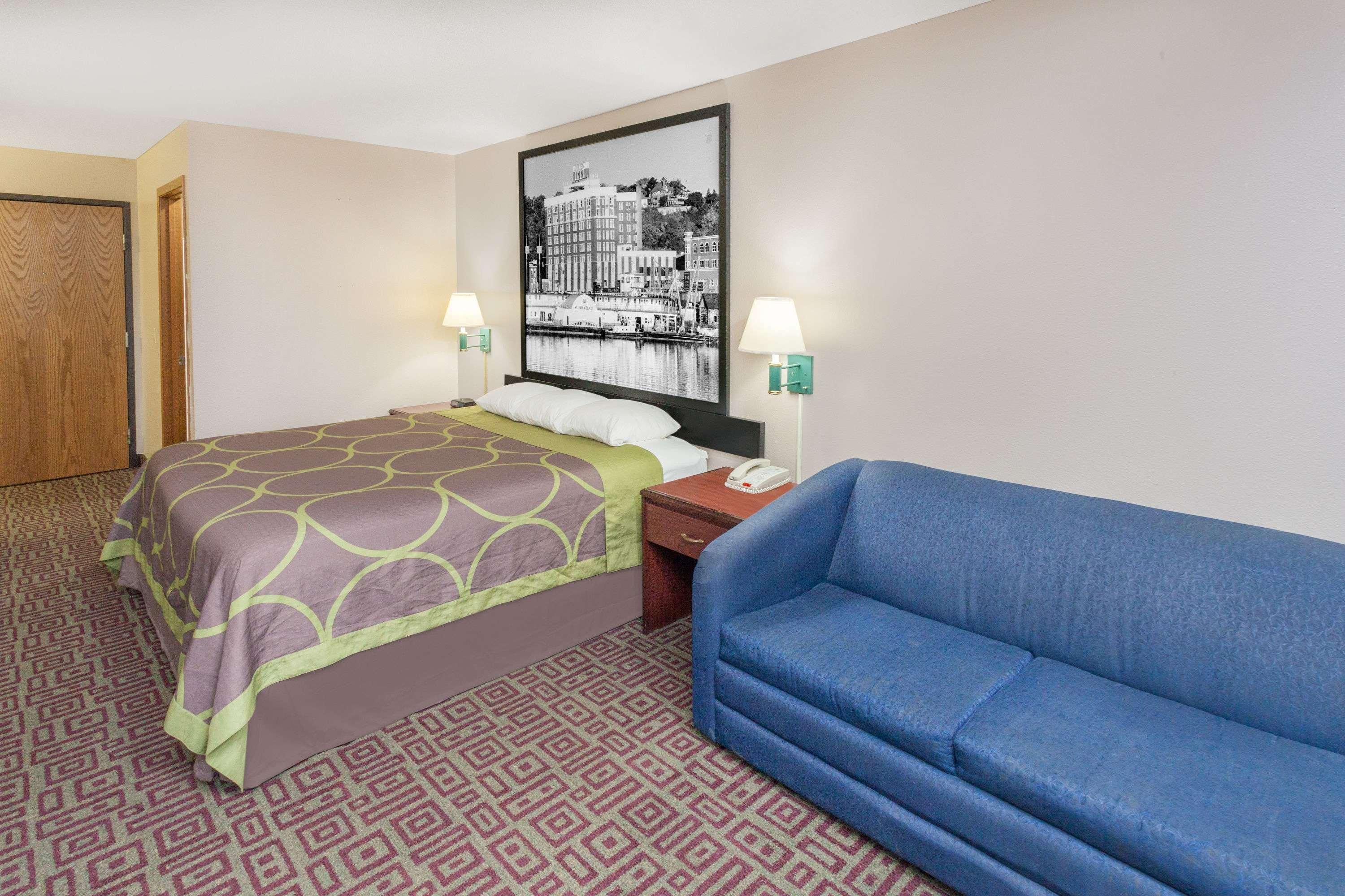 Super 8 By Wyndham Muscatine Otel Dış mekan fotoğraf