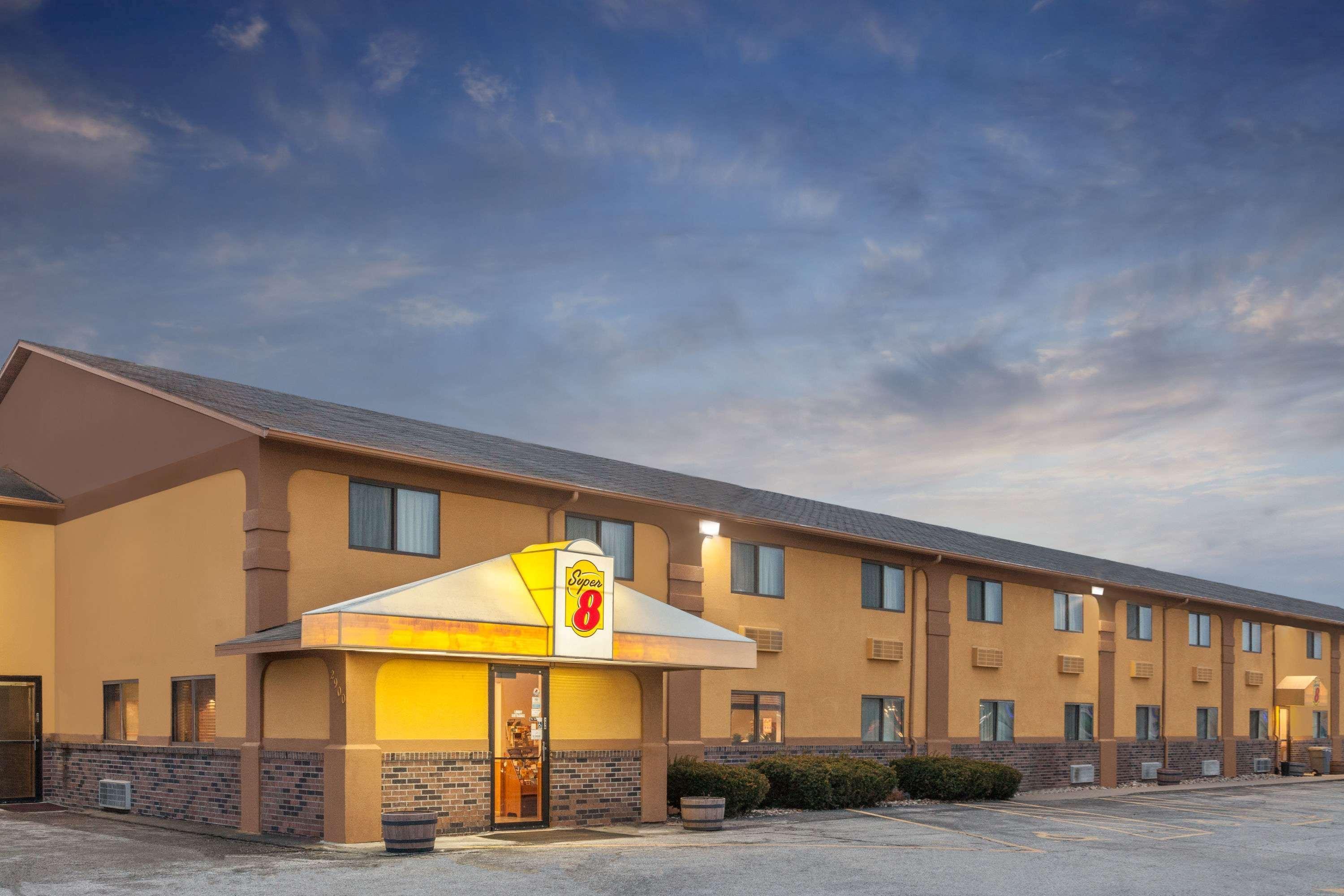 Super 8 By Wyndham Muscatine Otel Dış mekan fotoğraf