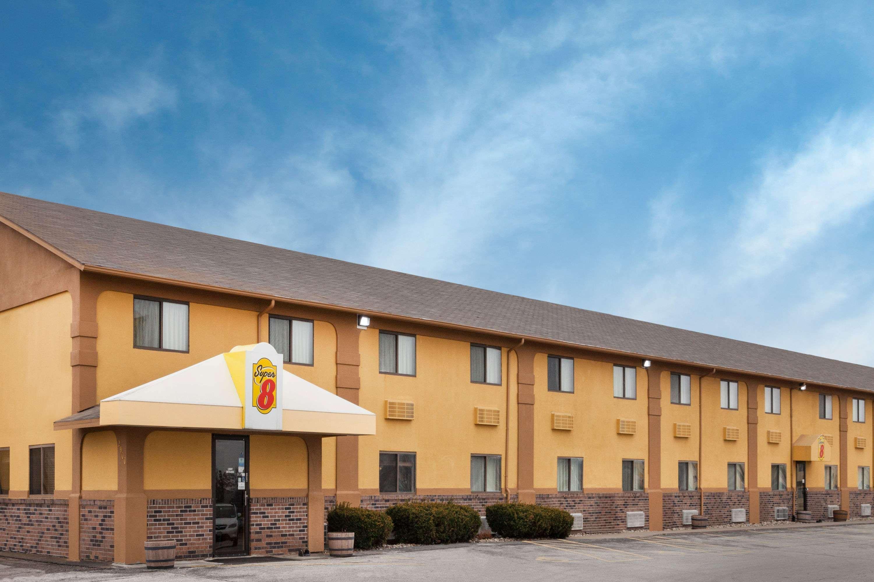 Super 8 By Wyndham Muscatine Otel Dış mekan fotoğraf