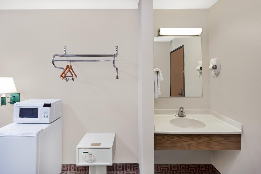 Super 8 By Wyndham Muscatine Otel Dış mekan fotoğraf