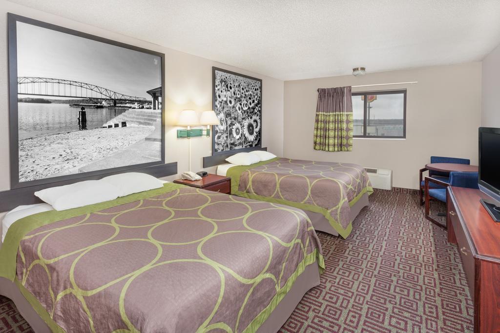 Super 8 By Wyndham Muscatine Otel Dış mekan fotoğraf