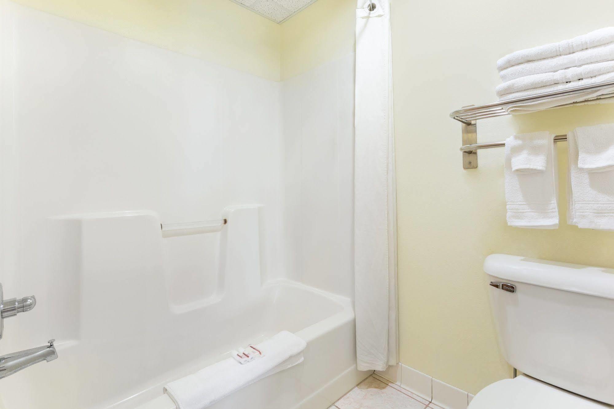 Super 8 By Wyndham Muscatine Otel Dış mekan fotoğraf