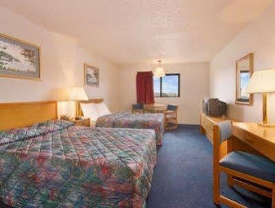 Super 8 By Wyndham Muscatine Otel Dış mekan fotoğraf